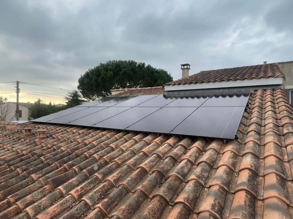 12 Panneaux solaires sur un toit villa