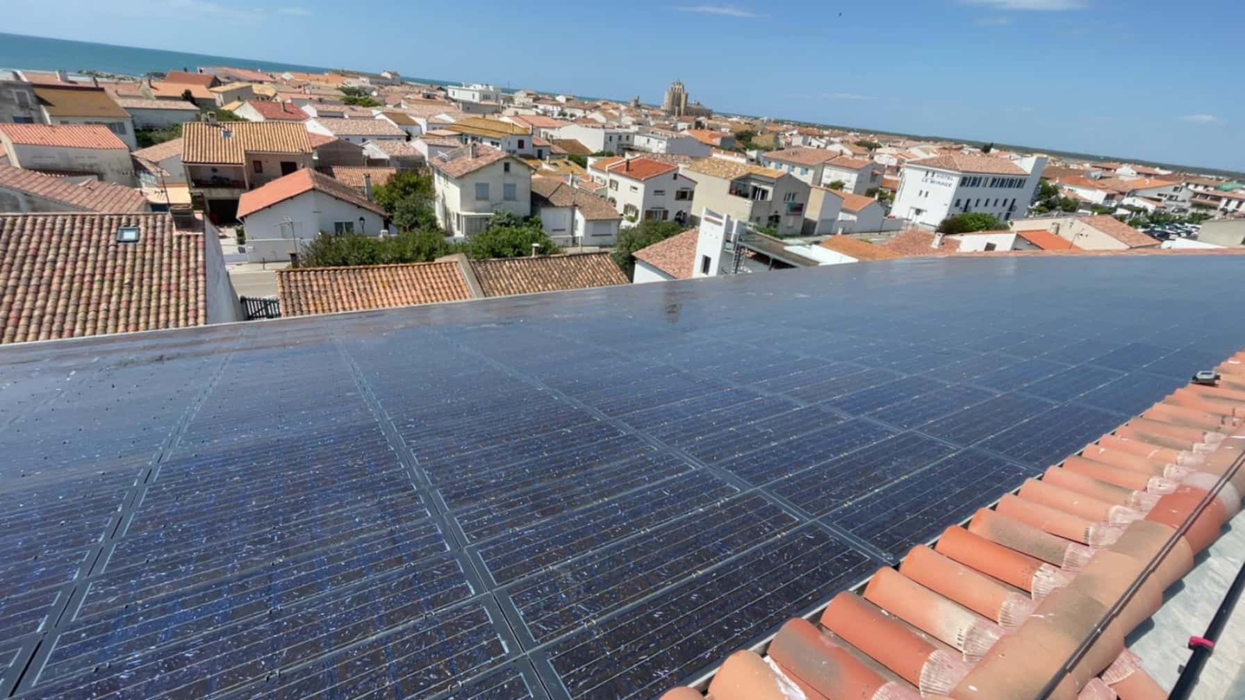 Panneaux solaires sur un toit villa